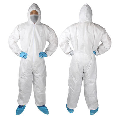 Sécurité en plastique blanche toute dans un costume médical protecteur de PPE