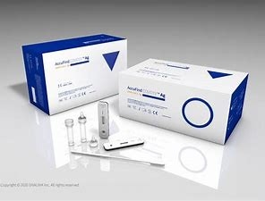 Écouvillon nasopharyngal examinant l'essai rapide Kit At Home d'antigène